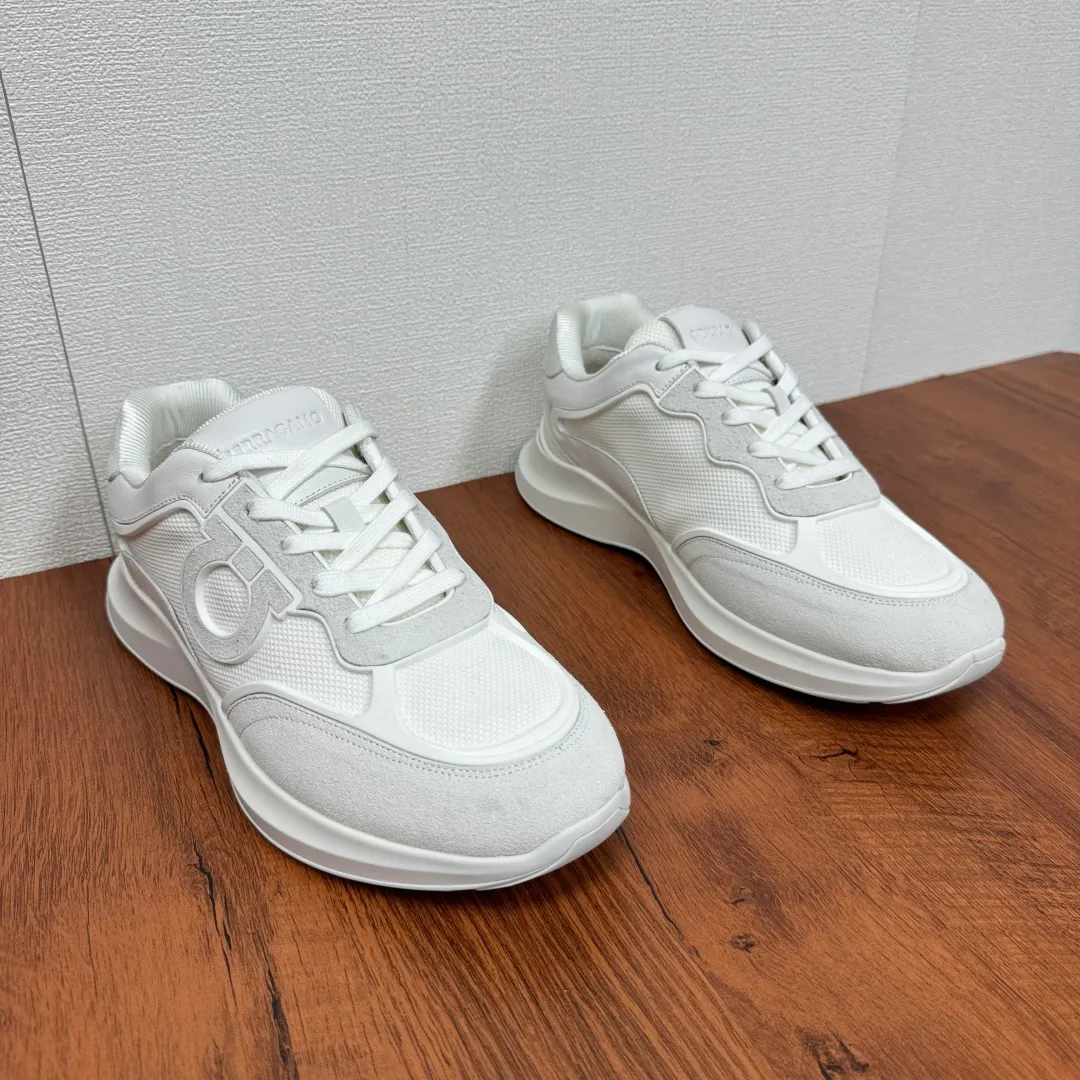 [Ferragamo] Top P: 720💰 Size: 39~44 (38 45 custom-made, non-returnable) Ferragam/Ferragamo Cancini buckle men's low-top casual shoes Spring and summer official website synchronized new thick-soled versatile sports shoes for men This urban-style casual shoe boldly combines a variety of fabrics, cleverly using high-tech mesh fabrics and smooth leather to create a unique high-end look, with side dropouts Cancini buckle, padded collar and tongue, and eye-catching lightweight rubber sole make the design even more sophisticated! The perfect blend of style and comfort. , the shoe body is outlined with exquisite lines, embellished with iconic elements, and equipped with comfortable sole technology to boost your pace. Whether you are walking on the street or exercising, you can show your extraordinary charm. .
